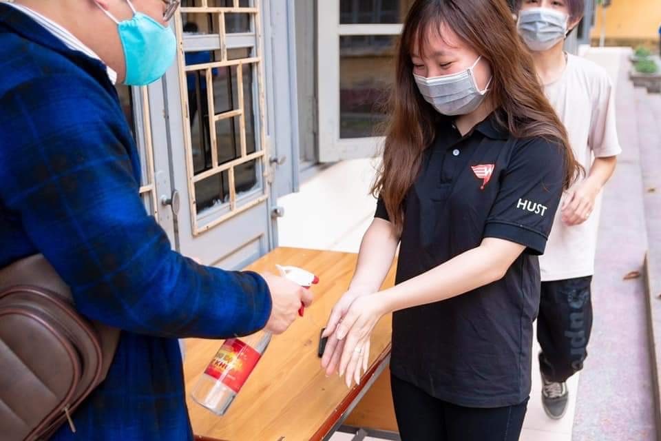 Đoàn trường hỗ trợ đo nhiệt độ, phát khẩu trang cho sinh viên - 8 Đoàn trường hỗ trợ đo nhiệt độ, phát khẩu trang cho sinh viên - 8
