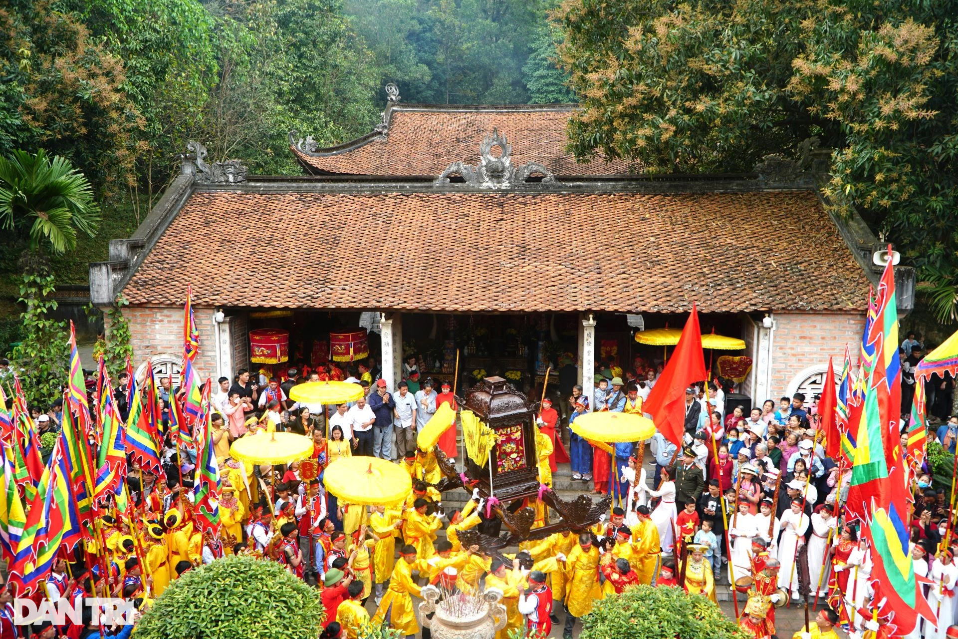 Hơn 300 người rước kiệu chạy vòng quanh tại lễ hội đền Bà Triệu - 2