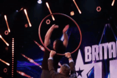 Thán phục màn trình diễn ngoạn mục của nghệ sĩ xiếc nhào lộn