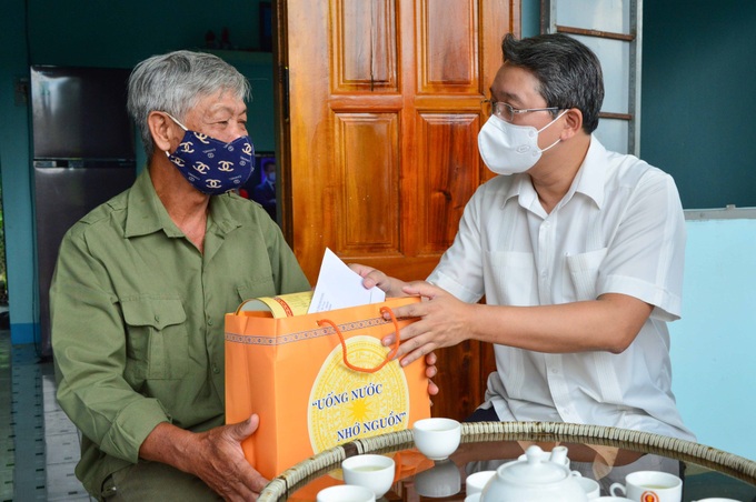 Lãnh đạo tỉnh Khánh Hòa thăm, tặng quà các gia đình chính sách tiêu biểu nhân 74 năm ngày Thương binh-Liệt sĩ - Ảnh 1.