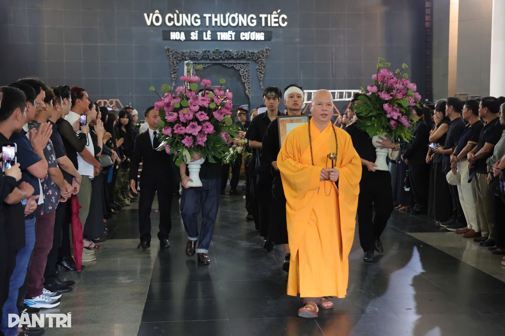 Gia đình, đông đảo nghệ sĩ tiễn đưa họa sĩ Lê Thiết Cương - 16 Gia đình, đông đảo nghệ sĩ tiễn đưa họa sĩ Lê Thiết Cương - 16