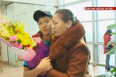 Mẹ cầu thủ Văn Đức nói gì về bức ảnh “gây bão” ở sân bay Nội Bài?