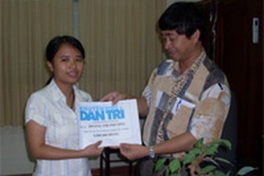 Ấm áp tình thương đến với cô sinh viên nghèo mồ côi 