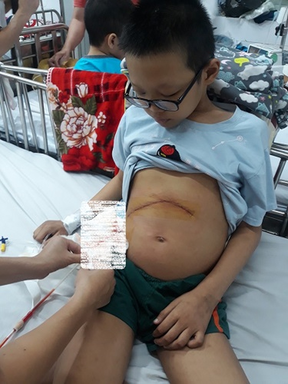 Cám cảnh gia đình từng bị bão lũ dập vùi, giờ lại quay quắt chữa bệnh cho con - 5 Cám cảnh gia đình từng bị bão lũ dập vùi, giờ lại quay quắt chữa bệnh cho con - 5