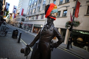 Đội mũ cho tượng- một cách gây ấn tượng của du lịch London