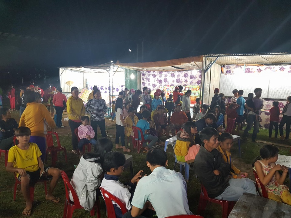Những cô đào mưu sinh dưới ánh đèn hội chợ - 2 Những cô đào mưu sinh dưới ánh đèn hội chợ - 2