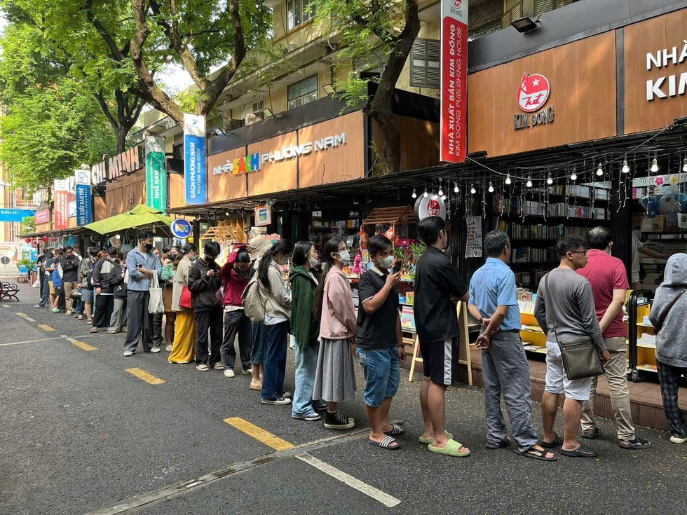 Đội mưa xếp hàng từ 5h, quyết săn lùng bộ truyện tuổi thơ Nữ hoàng Ai Cập - 3 Đội mưa xếp hàng từ 5h, quyết săn lùng bộ truyện tuổi thơ Nữ hoàng Ai Cập - 3