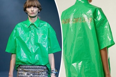 Chi ra 21 triệu đồng để mua một chiếc… áo nhựa?