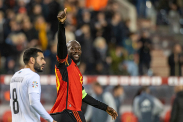 Lukaku ghi 4 bàn trong 37 phút giúp Bỉ giành ngôi đầu bảng