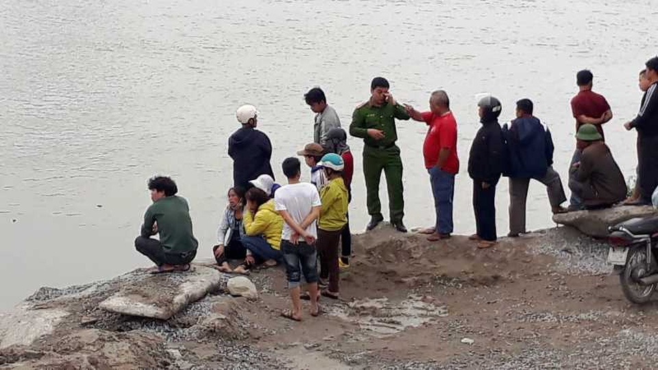 Lật thuyền đánh cá trên sông, 2 vợ chồng tử vong thương tâm - 2 Lật thuyền đánh cá trên sông, 2 vợ chồng tử vong thương tâm - 2