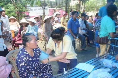 Khám bệnh, phát thuốc miễn phí cho hơn 2.000 bệnh nhân nghèo