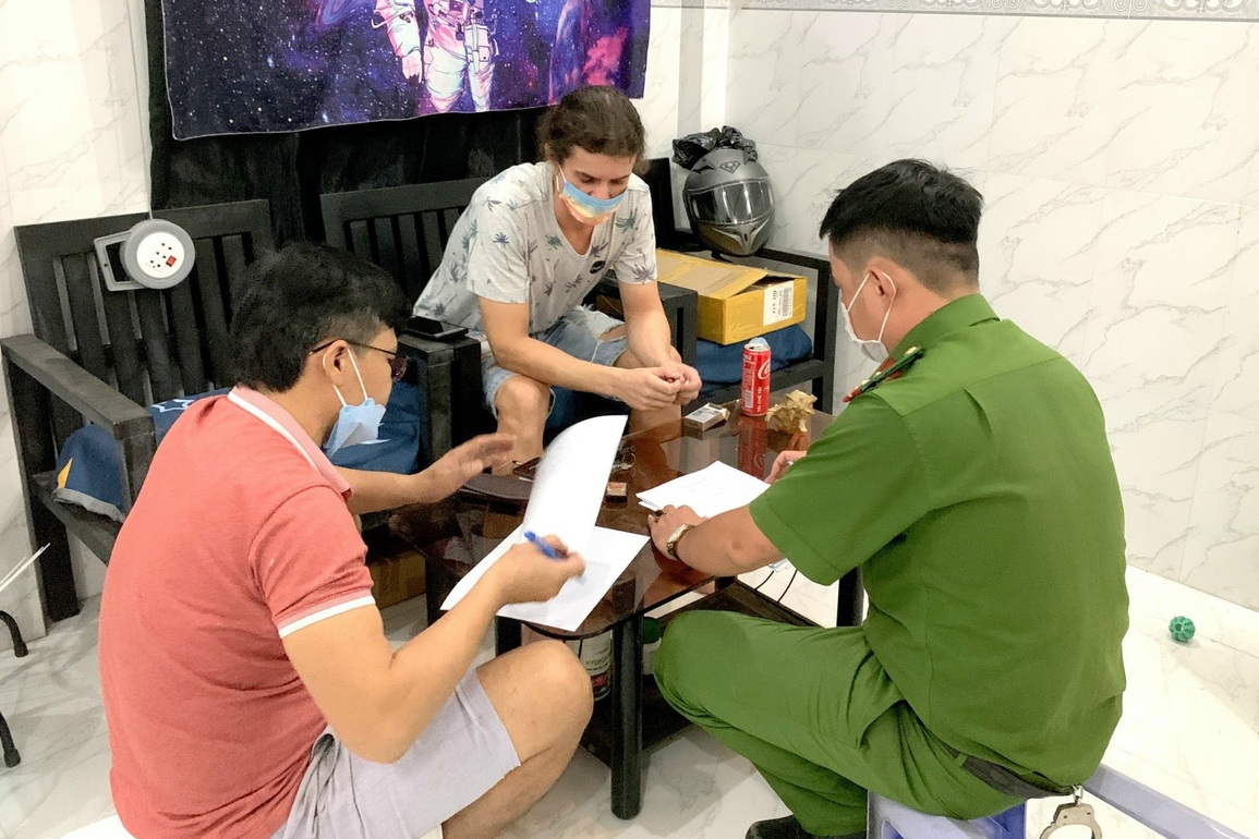 Thanh niên người Nga trồng cần sa trong phòng ngủ ở Bình Thuận - 4 Thanh niên người Nga trồng cần sa trong phòng ngủ ở Bình Thuận - 4
