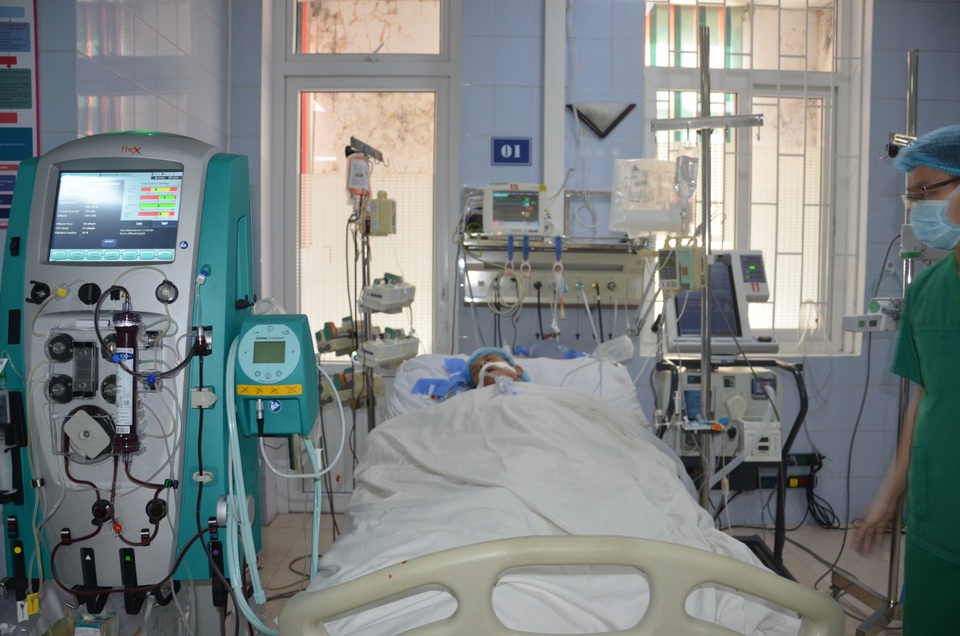 Thương người vợ nức nở ở hành lang bệnh viện: Các bác ơi cứu chồng em với! - 5