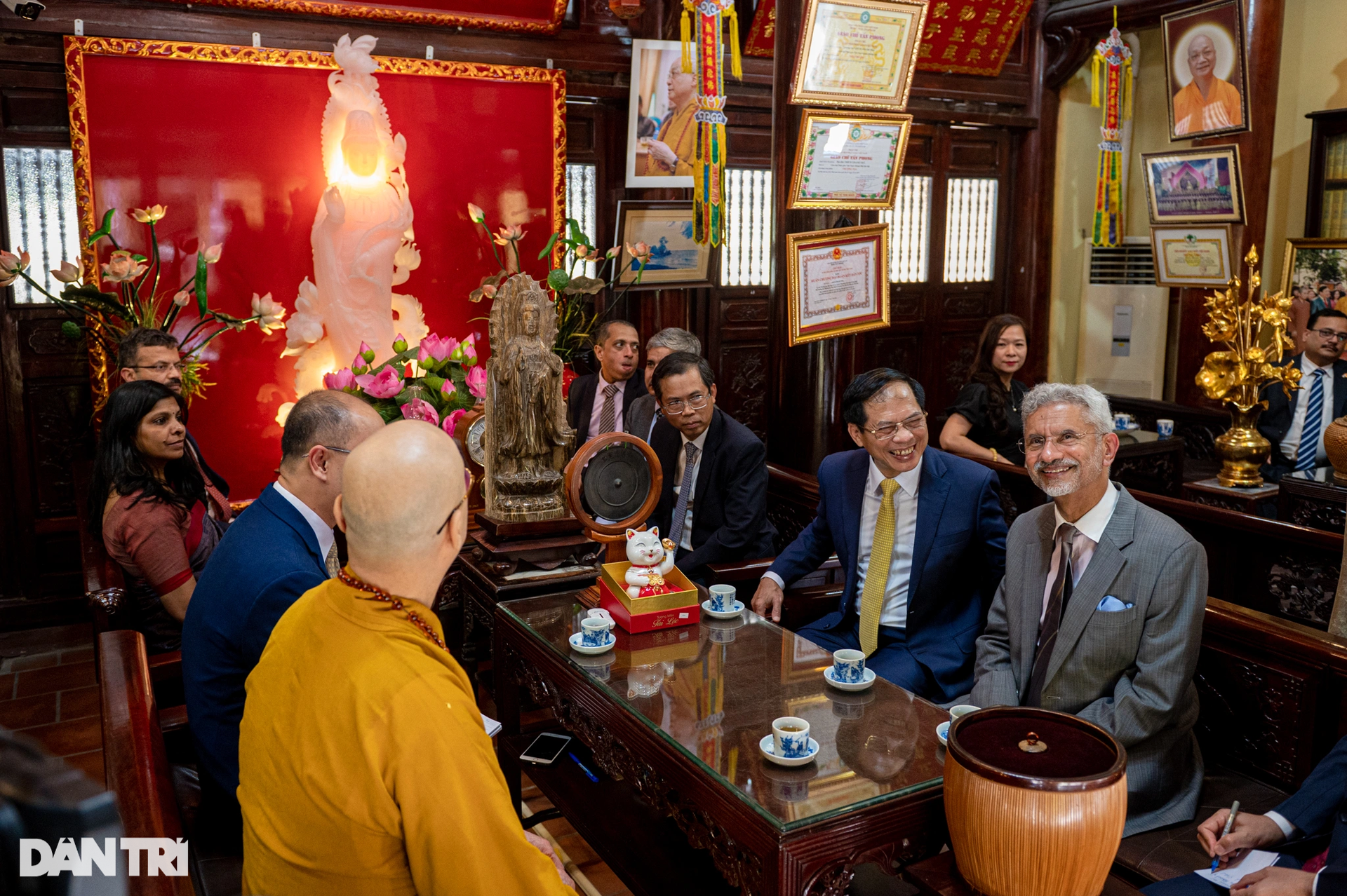 Bộ trưởng Bùi Thanh Sơn cùng Bộ trưởng Ngoại giao Ấn Độ thăm chùa Trấn Quốc - 4 Bộ trưởng Bùi Thanh Sơn cùng Bộ trưởng Ngoại giao Ấn Độ thăm chùa Trấn Quốc - 4