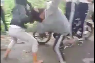 Nữ sinh lớp 7 đánh bạn bất tỉnh