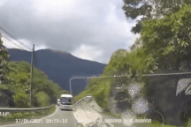 Xe khách vượt ẩu trên đèo Khánh Lê suýt gây tai nạn