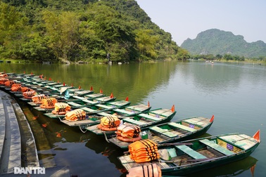 Tràng An, Bái Đính vắng vẻ đầu xuân, du khách thăm quan phải khai báo y tế