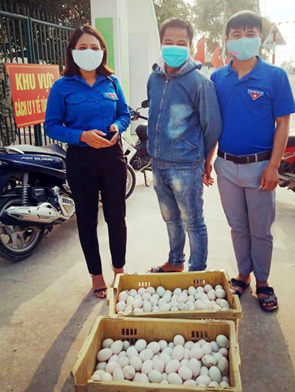 Nam thanh niên ủng hộ khu cách ly 1.000 quả trứng vịt - 2 Nam thanh niên ủng hộ khu cách ly 1.000 quả trứng vịt - 2