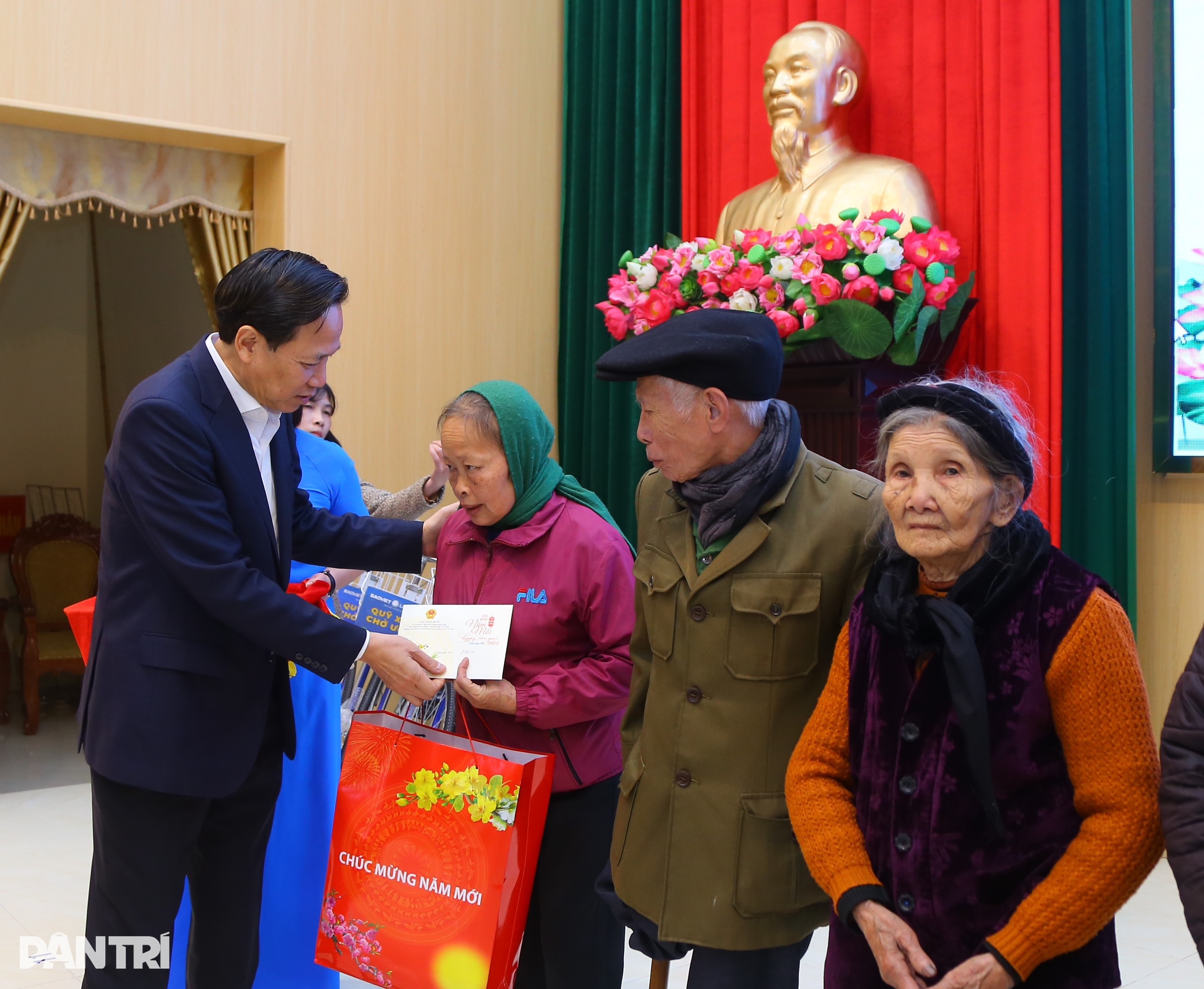 लाखों लोगों के लिए टेट की देखभाल हेतु लगभग 3,000 बिलियन VND - 1 Gần 3.000 tỷ đồng chăm lo Tết với hàng triệu người - 1