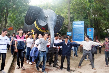 Độc đáo tục dâng voi chiến, ngựa tế tại Hội Gióng đền Sóc