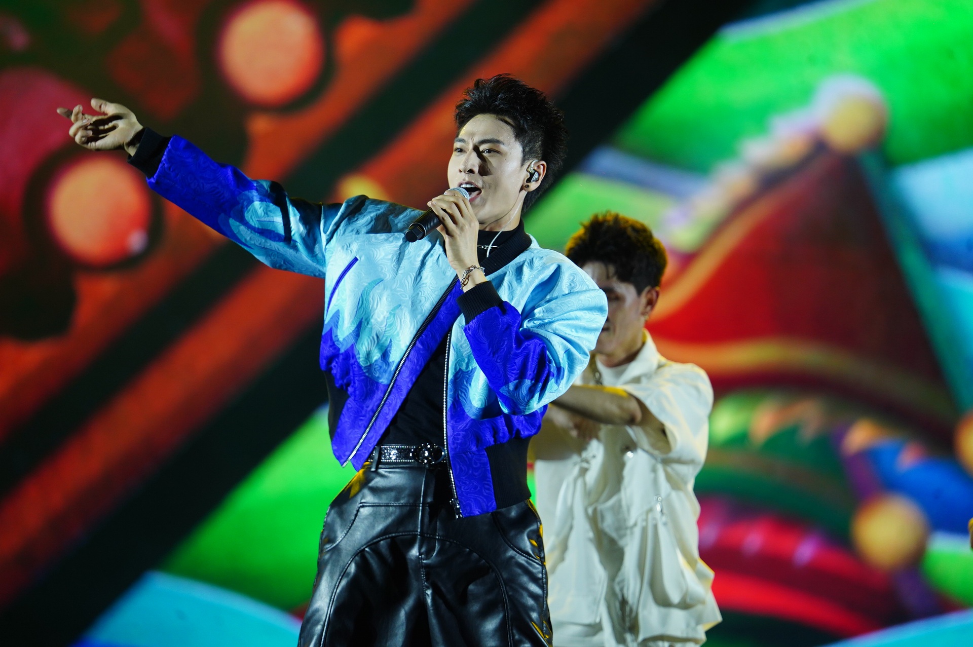 Chi Pu được khen tinh tế chỉ với một thay đổi nhỏ ở trang phục biểu diễn - 7 Chi Pu được khen tinh tế chỉ với một thay đổi nhỏ ở trang phục biểu diễn - 7