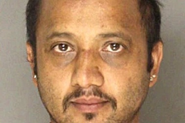 Khỏa thân cầm súng làm loạn nhà hàng để trả thù "món cà ri có hành"