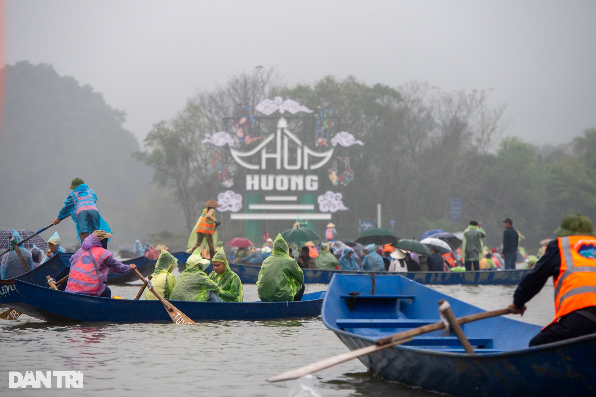 Hàng vạn người dân và du khách đội mưa về khai hội chùa Hương - 6 Hàng vạn người dân và du khách đội mưa về khai hội chùa Hương - 6
