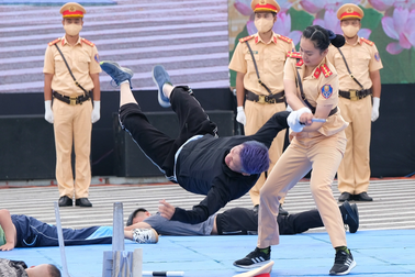 Ấn tượng màn biểu diễn võ thuật của những "bóng hồng" CSGT tại Hà Nội