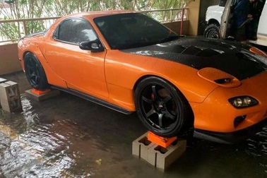 Lái xe hơn chục cây số đi cứu ô tô bị ngập nước của người không quen biết