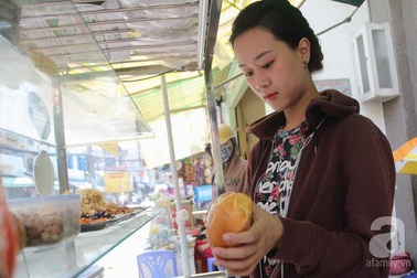 9X xinh đẹp bỏ việc ổn định ra vỉa hè bán bánh mì