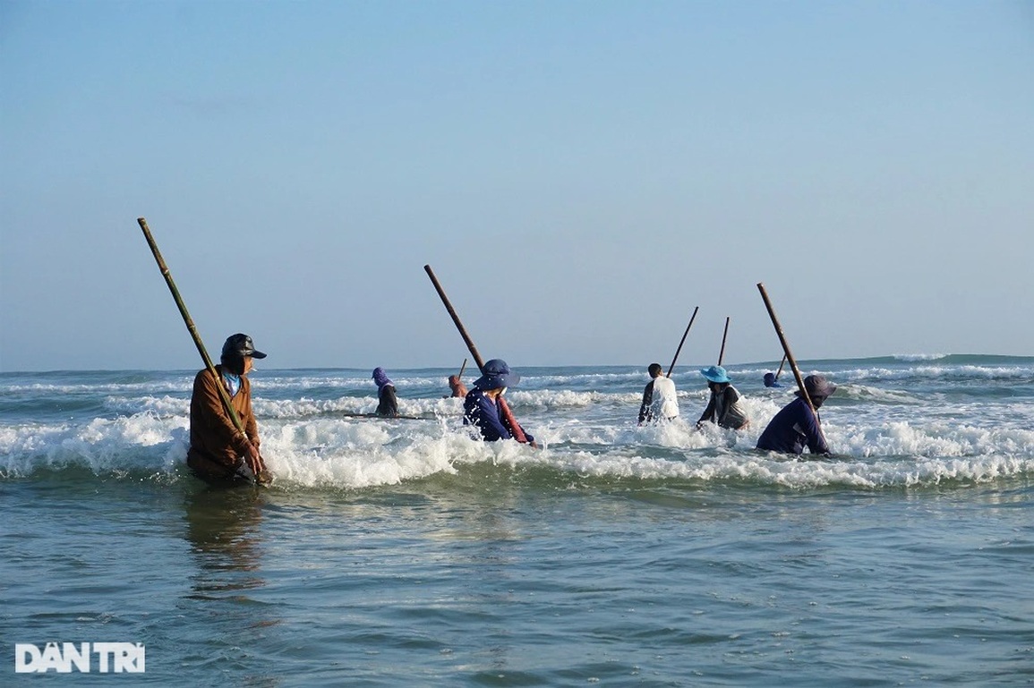 Cuối năm, ngư dân đi cào sản vật quý, kiếm nửa triệu mỗi ngày - 1 Cuối năm, ngư dân đi cào sản vật quý, kiếm nửa triệu mỗi ngày - 1