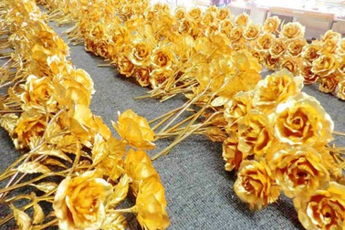 Hoa hồng 7 màu, hoa dát vàng 24k “cháy hàng” dịp Valentine