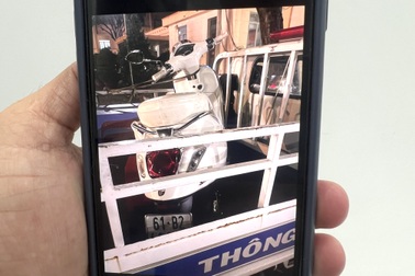 Tịch thu chiếc Vespa của cô gái buông hai tay khi lái xe ở TPHCM