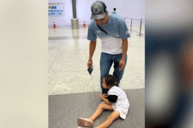 Bố đơn thân ra nước ngoài làm việc, con gái khóc nấc ôm chân