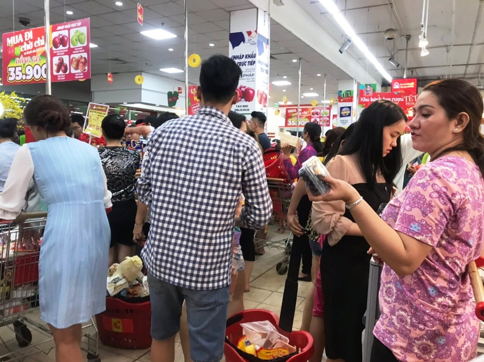 TPHCM: Người dân “rồng rắn” chờ tính tiền ở siêu thị trong ngày cao điểm Tết - 6 TPHCM: Người dân “rồng rắn” chờ tính tiền ở siêu thị trong ngày cao điểm Tết - 6