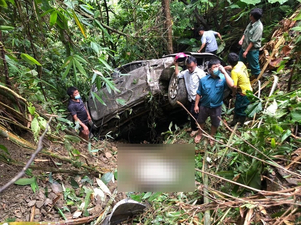 Ô tô bán tải lao xuống vực sâu 50 m, hai người tử vong - 1 Ô tô bán tải lao xuống vực sâu 50 m, hai người tử vong - 1