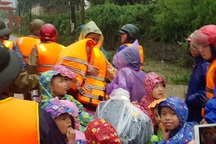 Nước dâng bất ngờ, người dân hối hả chạy lũ