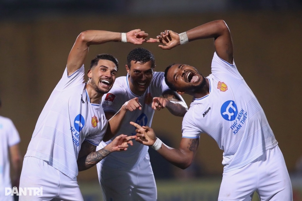 Đánh bại Hà Nội FC, Nam Định vững ngôi đầu V-League - 6 Đánh bại Hà Nội FC, Nam Định vững ngôi đầu V-League - 6