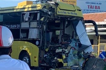 3 xe khách tông nhau, 2 xe nát đầu