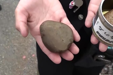 Bán đá cuội thô đóng hộp khi du lịch ảm đạm