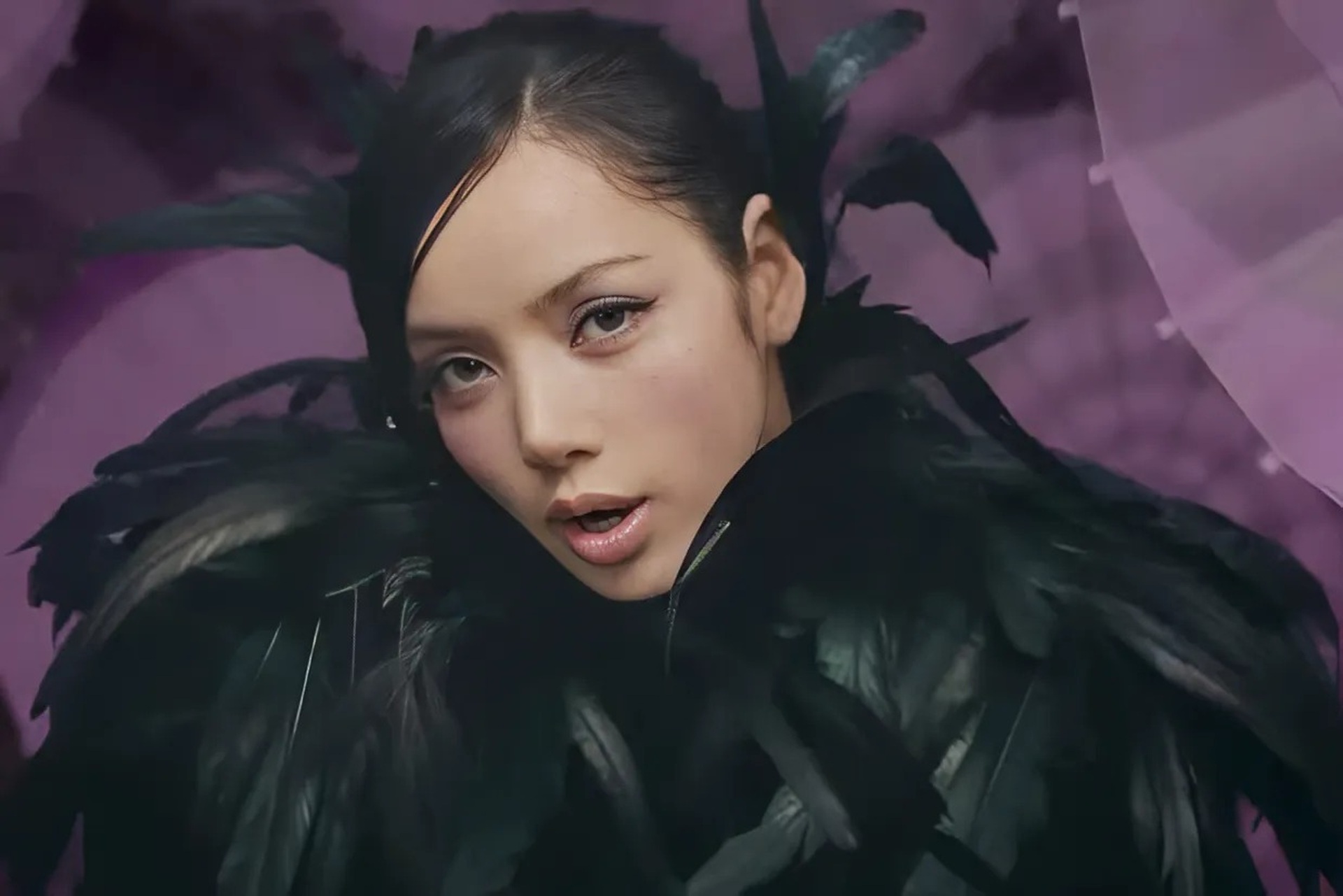 Lisa bị chỉ trích vì khoe da thịt ngay sau khi Jennie gặp sự cố hở bạo - 8 Lisa bị chỉ trích vì khoe da thịt ngay sau khi Jennie gặp sự cố hở bạo - 8