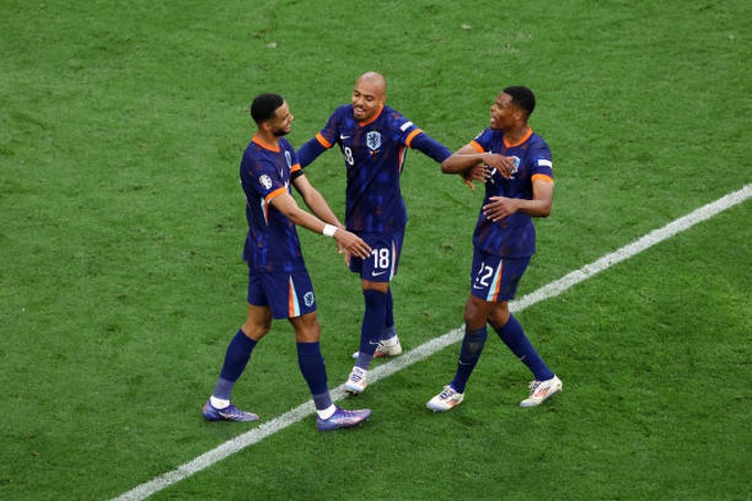 munich-germany-donyell-malen-of-the-netherlands-celebrates-scoring-his-teams-second-goal-with.jpg