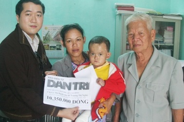 Trao hơn 10 triệu đồng đến cháu bé không có ngón tay ngón chân