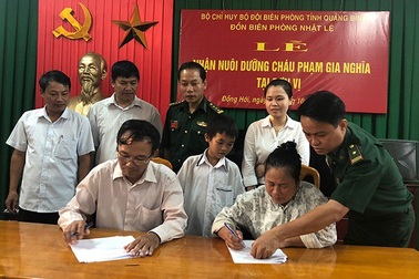 Quảng Bình: Cậu học sinh nghèo được BĐBP “nâng bước” tới trường