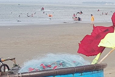 Một ngư dân bị lưới cuốn xuống biển tử vong