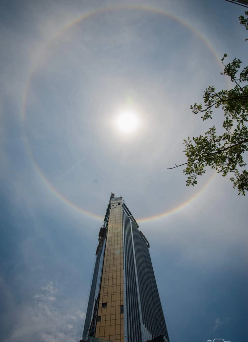 Xuất hiện vầng hào quang trên bầu trời xứ Huế - 1