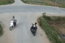 Nổi bật tuần qua: Xe ben lật nghiêng xuống ruộng vì tránh nam sinh chạy ẩu