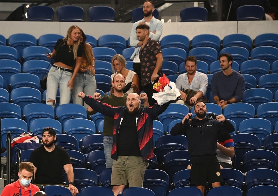 Djokovic phải dừng thi đấu để khán giả rời sân - 3 Djokovic phải dừng thi đấu để khán giả rời sân - 3