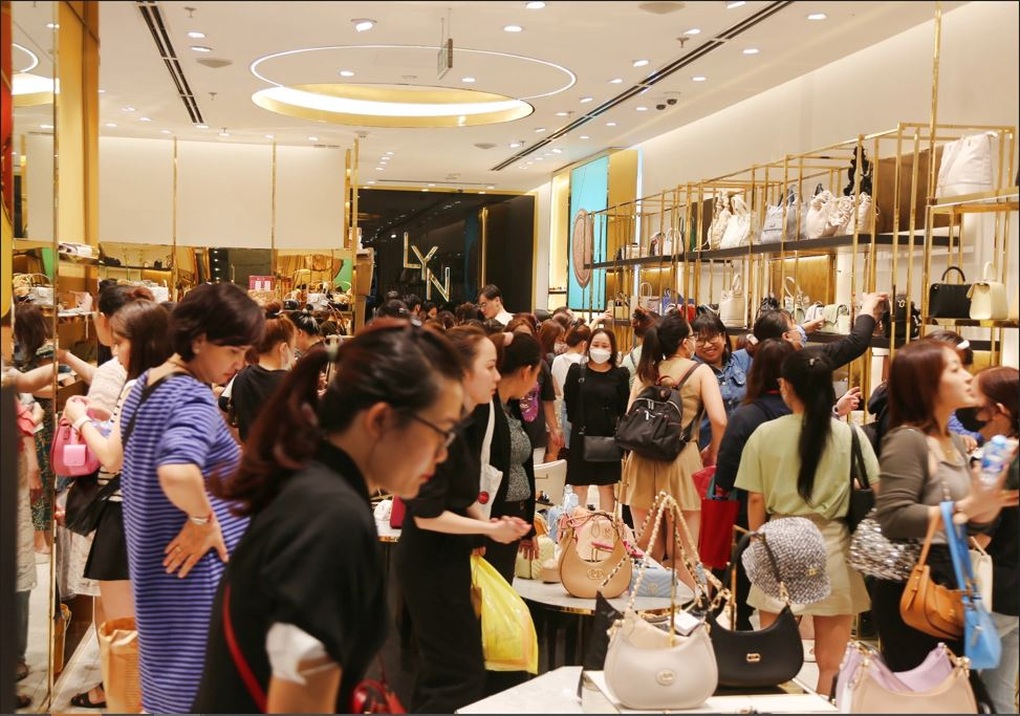 Tấp nập săn Quà sale siêu hạng tại Vincom Black Friday 2023 - 2 Tấp nập săn Quà sale siêu hạng tại Vincom Black Friday 2023 - 2