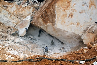 Mỏ đá "thổ phỉ" cày xới, nổ mìn suốt ngày đêm